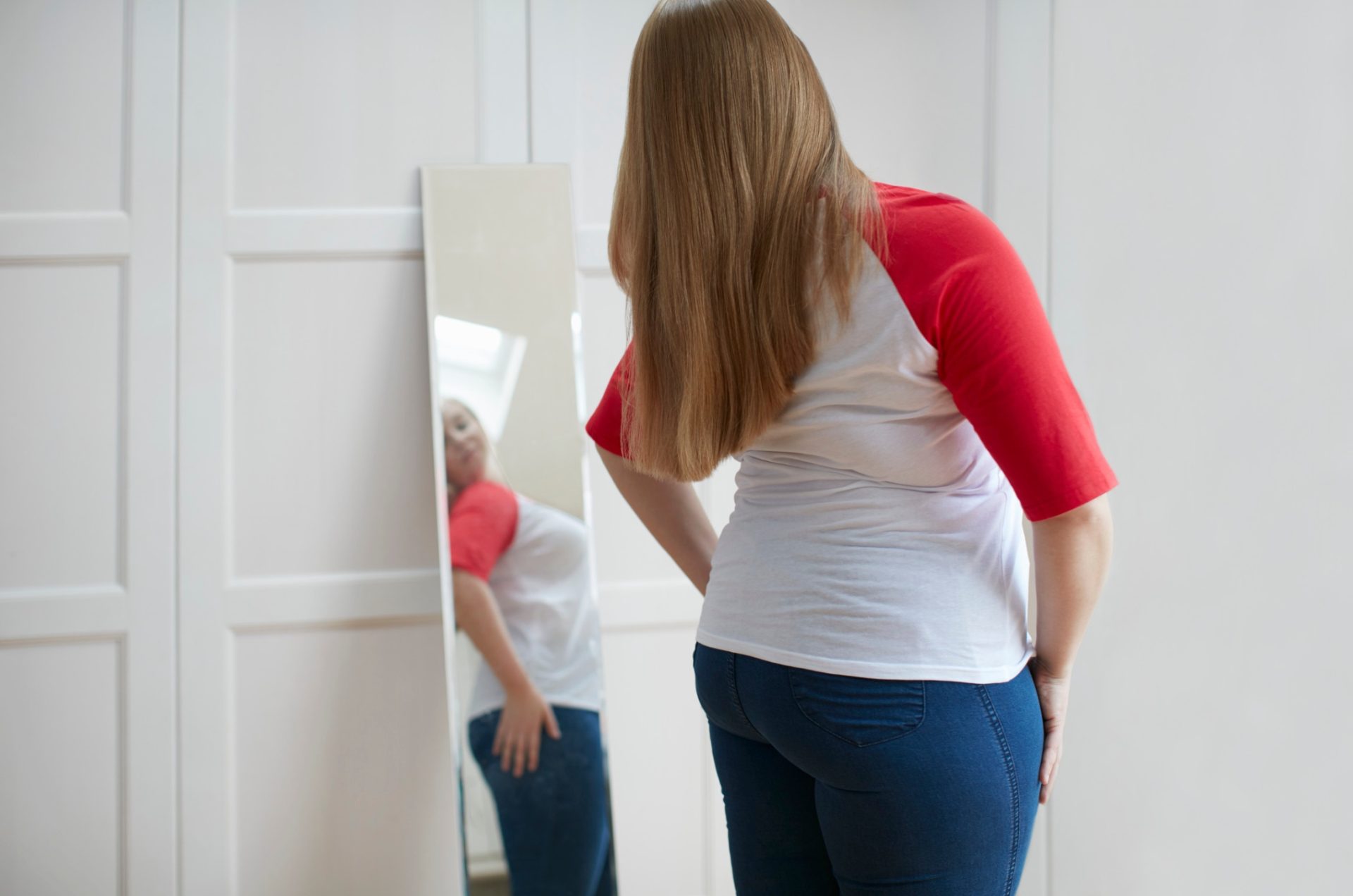 girl having a bad body image day