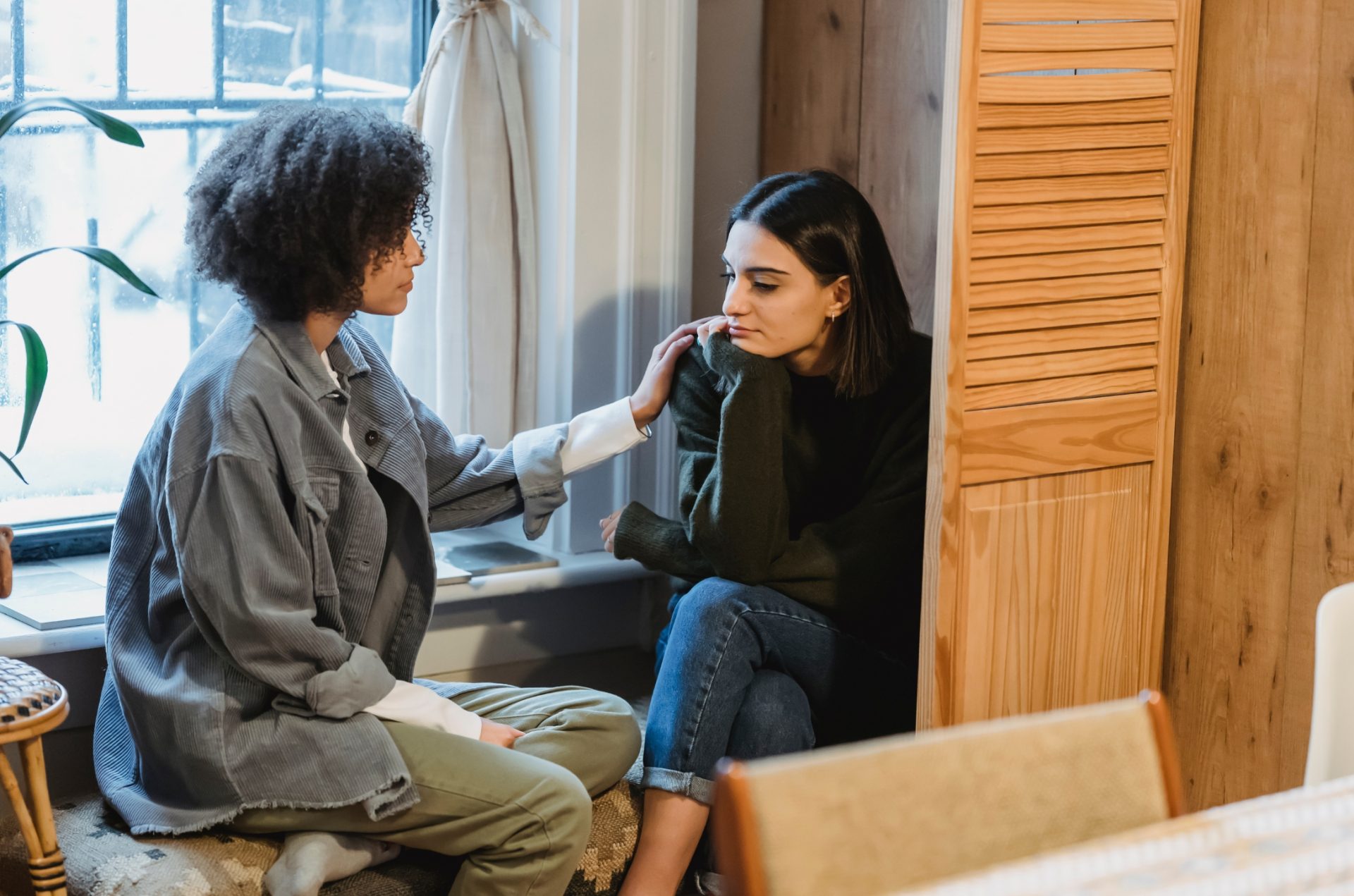 friend supporting someone experiencing an eating disorder