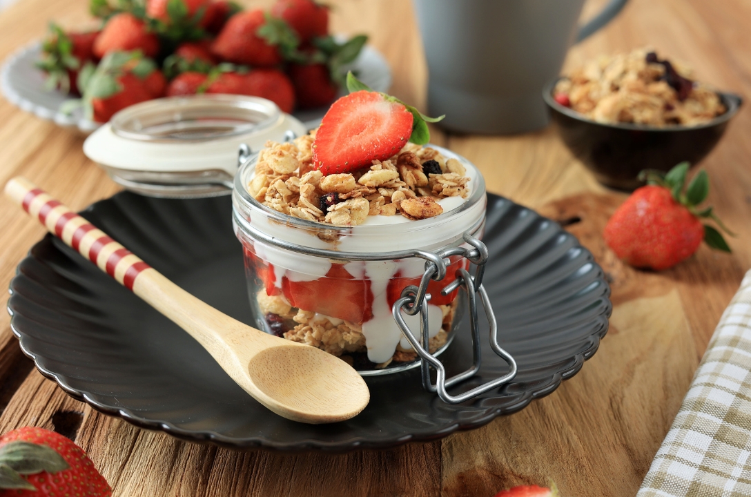 yoghurt with berries and granola